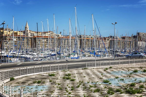 Old port with moored yachts in Marseille on a bright sunny day. — 스톡 사진