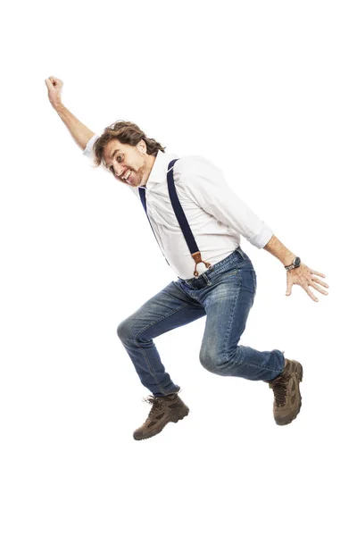 Um homem ruivo bonito sorridente com uma barba em jeans e uma camisa branca está pulando. Isolado sobre fundo branco . — Fotografia de Stock