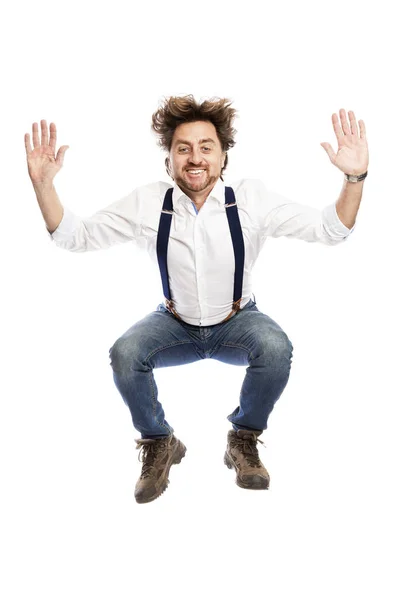 Usměvavý zrzavý muž s vousy v džínách a bílou košilí skáče. Izolované přes bílé pozadí. — Stock fotografie