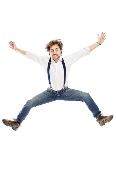 Usměvavý zrzavý muž s vousy v džínách a bílou košilí skáče. Izolované přes bílé pozadí. — Stock fotografie