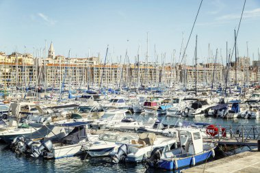 Güneşli bir günde Marsilya 'nın eski limanında kar beyazı yelkenli tekneler. Tarihi şehir merkezinde harika bir manzara..