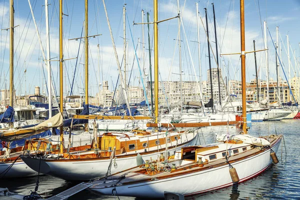 Hermosos yates de vela blancos como la nieve en el antiguo puerto de Marsella en un día soleado. Primer plano . — Foto de Stock