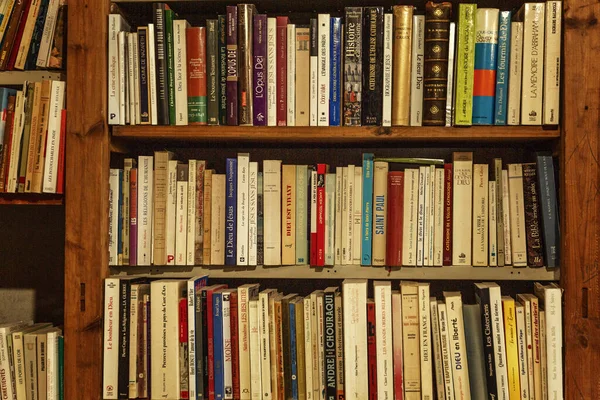 Marsylia, Francja, 10 / 07 / 2019: Rzędy starych książek na półkach w sklepie. Zbliżenie. — Zdjęcie stockowe