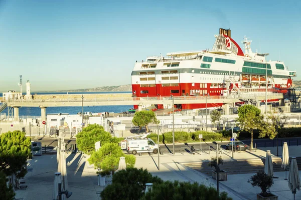 Marsella, Francia, 08.10.2019: Gran buque de carga en el puerto en un día soleado . — Foto de Stock