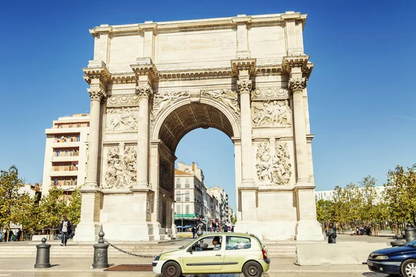 Marselha, França, 08.10.2019: Arco Triunfal da cidade em um dia ensolarado contra um céu azul . — Fotografia de Stock
