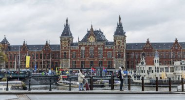 Amsterdam, Hollanda, 10.10.2019: Şehir merkezinde bir tren istasyonu inşaatı