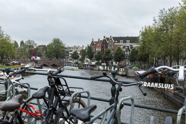 Ámsterdam, Países Bajos, 10 / 10 / 2019: Aparcamiento para bicicletas en un canal de la ciudad . — Foto de Stock