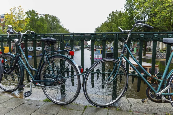 自行车停放在城市的一条运河上.四.后续行动. — 图库照片