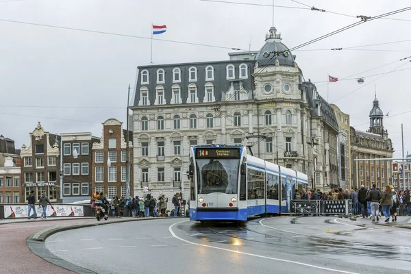 Ámsterdam, Países Bajos, 10 / 10 / 2019: Tranvía en el centro de la ciudad en un día nublado . — Foto de Stock
