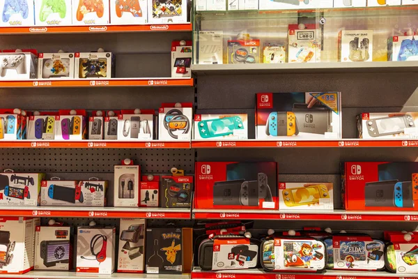 Amsterdam, Países Bajos, 10 / 10 / 2019: Estantes con videojuegos en la tienda . —  Fotos de Stock