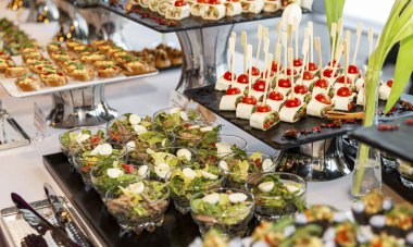 Etkinlikte açık büfe masasında atıştırmalıklar. Yakın plan..