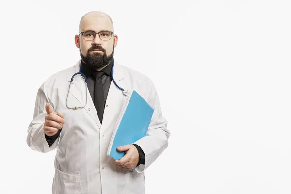 Mężczyzna w białym płaszczu ze stetoskopem i dokumentami w rękach. Białe tło. Miejsce na tekst. — Zdjęcie stockowe