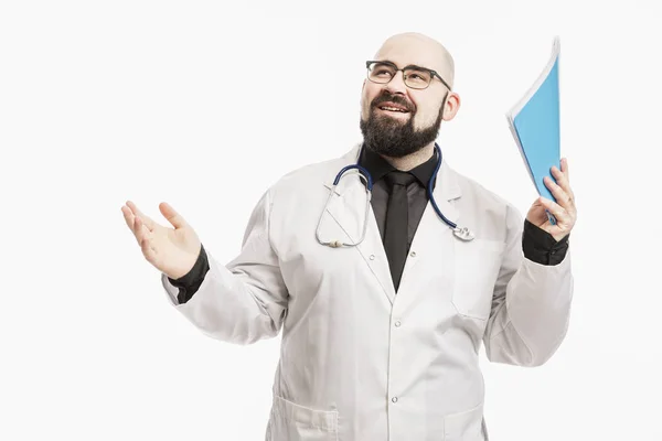 Jonge mannelijke arts in een witte jas verheugt zich. Witte achtergrond. — Stockfoto