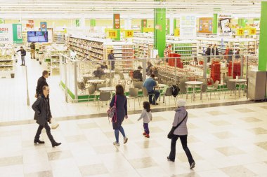 Moskova, Rusya, 02.20.2020: Auchan hipermarketi büyük bir alışveriş ve eğlence merkezinde.