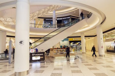 Moskova, Rusya, 02: 20: 2002: Büyük ve güzel bir alışveriş ve eğlence merkezinin içi.