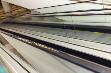 Bakış açısında boş yürüyen merdivenler. Yakın plan..