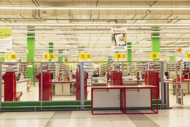 Moskova, Rusya, 02.20.2020: Auchan hipermarketi büyük bir alışveriş ve eğlence merkezinde.