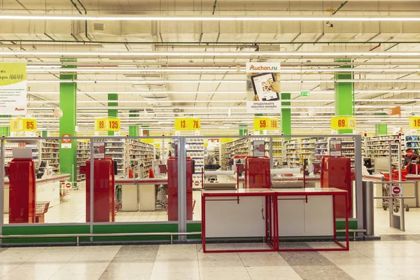 Moskwa Rosja 2020 Hipermarket Auchan Dużym Centrum Handlowym Rozrywkowym — Zdjęcie stockowe
