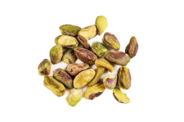 Bir demet çiğ fıstıklı fıstık. Beyaz bir arka planda izole edilmiş. Yakın plan..