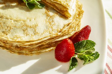 Çilek ve nane yapraklı iştah açıcı krepler. Karnaval bayramı için geleneksel yemek. Yakın plan..