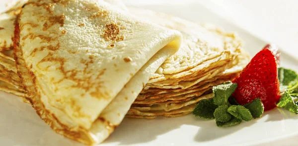 Frittelle Appetitose Con Fragole Foglie Menta Piatto Piatto Tradizionale Festa — Foto Stock