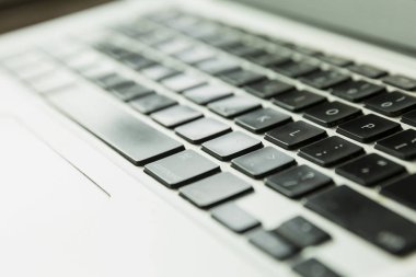 Güpegündüz dizüstü bilgisayar klavyesi. Yakın plan..