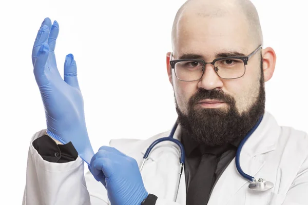 Man Arts Een Witte Medische Jas Blauwe Latex Handschoenen Witte — Stockfoto