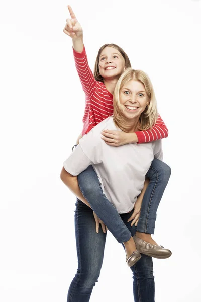 Mamma Con Una Figlia Adolescente Abbraccia Ride Amore Tenerezza Fondo — Foto Stock