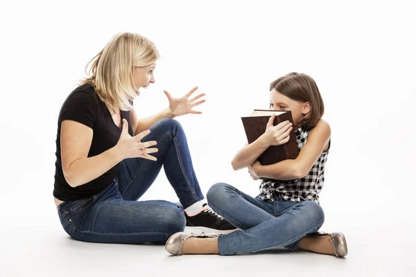 Mam Roept Dochter Van Een Tiener Het Conflict Van Generaties — Stockfoto