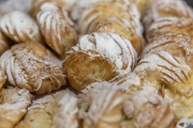 Tabakta krema olan iştah açıcı kekler. Yakın plan..