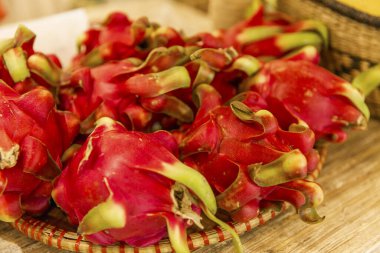 Sulu olgun ejderha meyvesi tezgahta. Yakın plan..