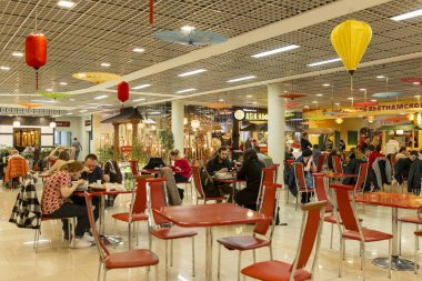Moskova, Rusya, 07 / 03 / 2020: Asya yemekhanesi. Vietnam sokak yemekleri festivali bir alışveriş merkezinde.