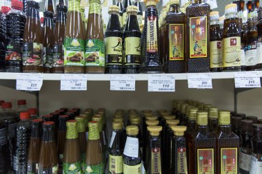 Moskova, Rusya, 07 / 03 / 2020: Asyalı bir süpermarkette raflarda Asya sosu seçimi.