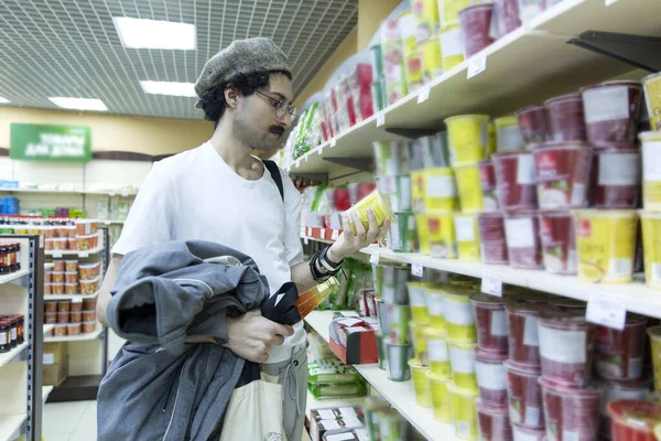 Jovem Escolhe Macarrão Supermercado Asiático — Fotografia de Stock