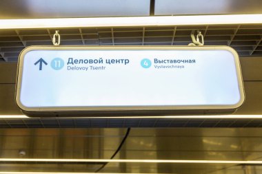 Moskova 'daki metro istasyonlarının isimlerinin yazılı olduğu parlak bir tabela..