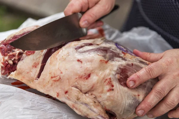 Las Manos Con Cuchillos Carnican Cadáver Carne Primer Plano — Foto de Stock