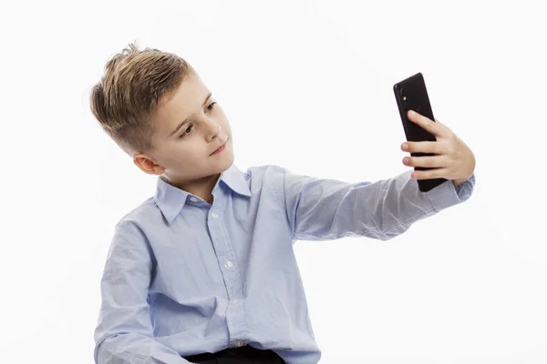 Niño Edad Escolar Con Una Camisa Azul Fotografía Mismo Smartphone — Foto de Stock