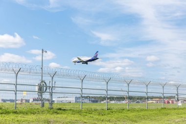 Moskova, Rusya, 08 / 11 / 2019: Aeroflot uçağı havaalanına inecek.