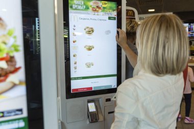 Moskova, Rusya, 08 / 11 / 2019: McDonald 's' da yemek seçen genç bir kadın.
