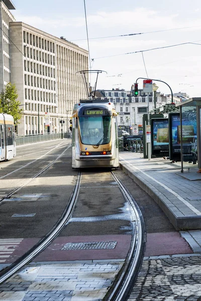 Bruselas Bélgica 2019 Tranvía Calle Una Gran Ciudad Europea Vertical — Foto de Stock