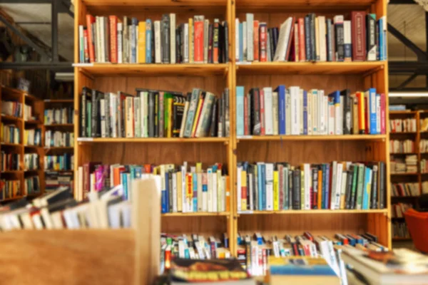 Regale Mit Büchern Einer Buchhandlung Bildung Und Entwicklung Verschwommen — Stockfoto