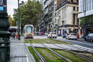 Brüksel, Belçika, 10 / 14 / 2019: Büyük bir Avrupa şehrinin caddesinde tramvay.