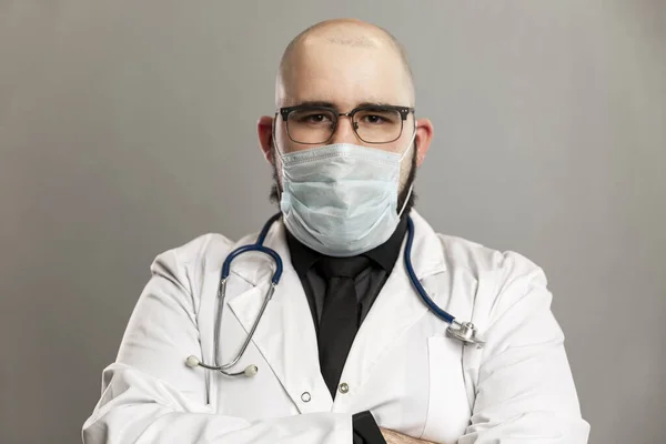 Man Dokter Een Witte Jas Masker Grijze Achtergrond Een Close — Stockfoto