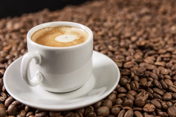 Una Taza Blanca Con Café Aromático Encuentra Granos Dispersos Primer —  Fotos de Stock