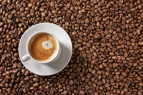 Una Tazza Bianca Con Caffè Aromatico Poggia Chicchi Sparsi Vista — Foto Stock