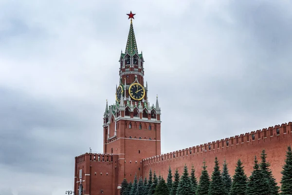 Der Spasskaja Turm Des Kreml Mit Schönen Blauen Tannen Auf — Stockfoto