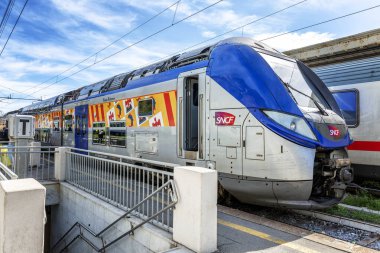 Cenova, İtalya, 05 / 10 / 2019: Trendeki modern trenler. Yakın plan..