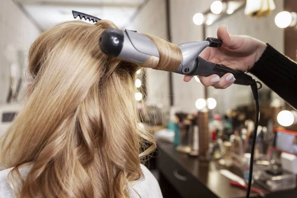 Blonde Girl Beauty Salon Doing Hairstyle Twisting Locks — Stock Photo, Image