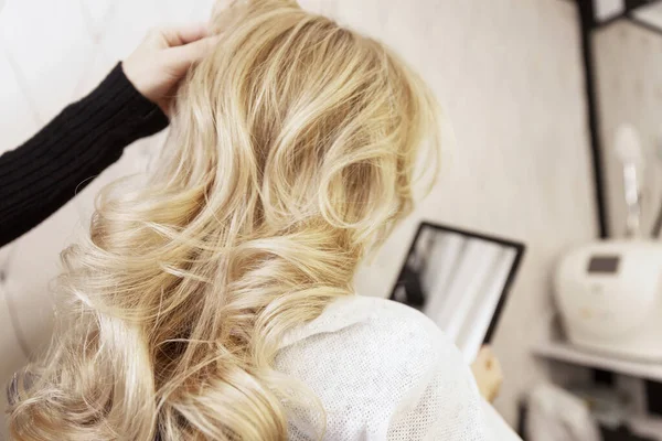 Blonde Girl Beauty Salon Doing Hairstyle Close — Stock Photo, Image