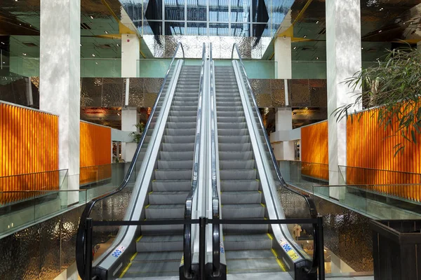 Пустой Эскалатор Красивом Торговом Центре — стоковое фото